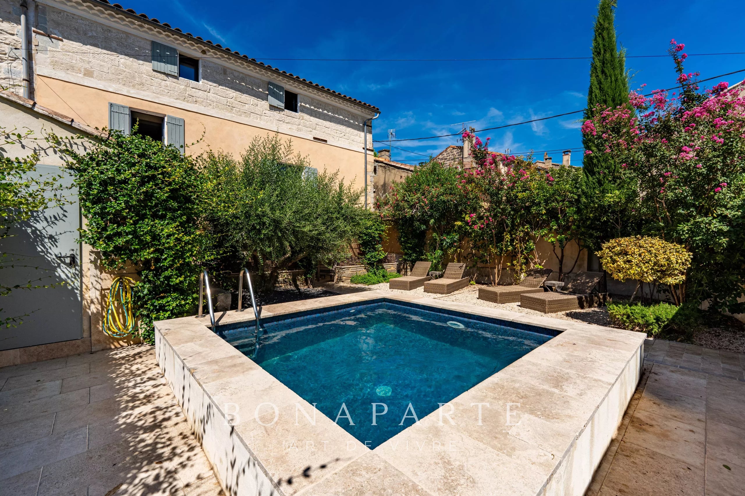 CŒUR HISTORIQUE DE MAILLANE, À DEUX PAS DE SAINT-RÉMY-DE-PROVENCE - MAISON DE VILLAGE DE CHARME ENTIÈREMENT RÉNOVÉE EN 2021