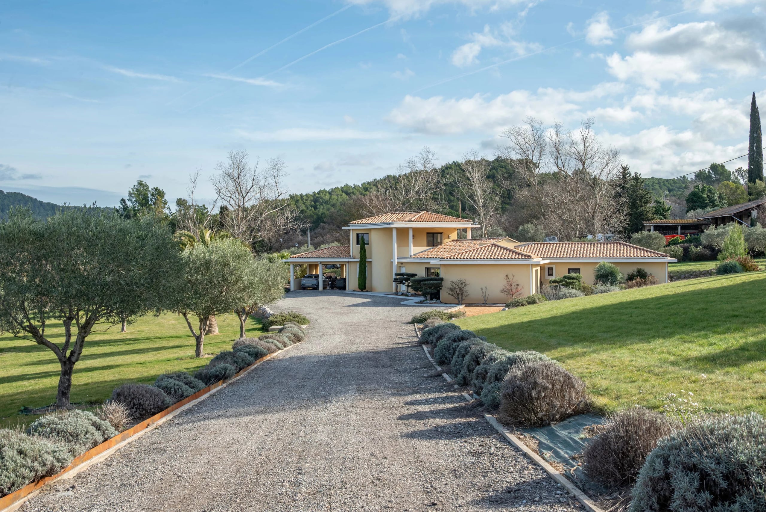 AIX-EN-PROVENCE - VILLA DE 225M² HABITABLES AVEC PISCINE ET PARC D'UN HECTARE - DPE A