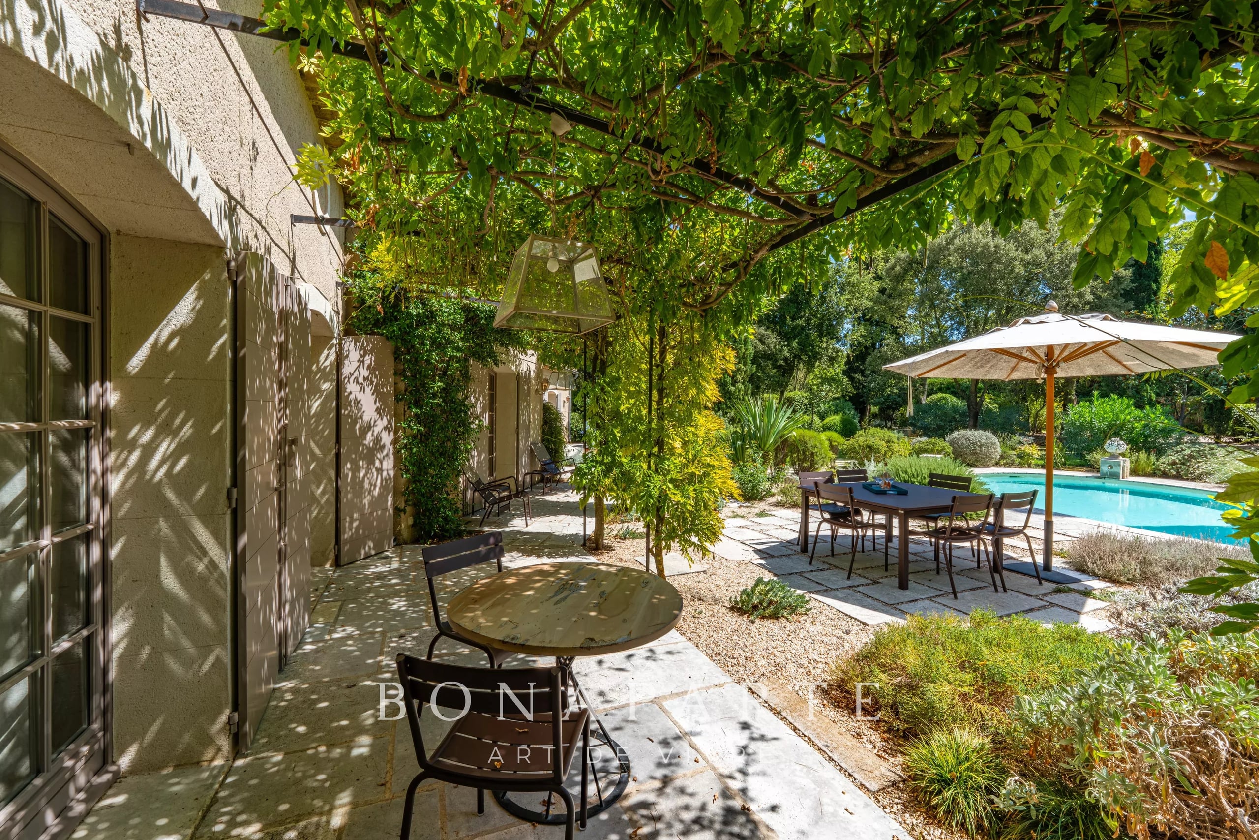 PROPRIÉTÉ DE PRESTIGE À BOULBON – 290 M² DE PLAIN-PIED AVEC PISCINE ET PARC ARBORÉ DE 6 000 M²